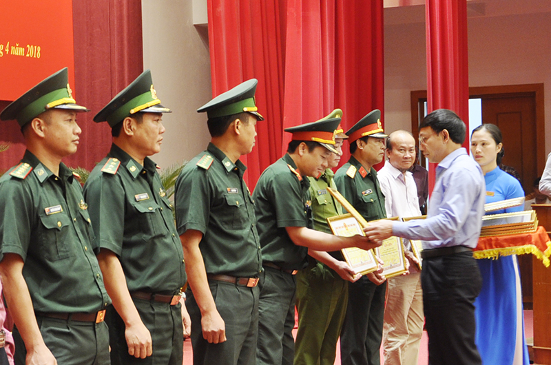 Đồng chí Nguyễn Xuân Ký, Phó Chủ tịch Thường trực HĐND tỉnh trao bằng khen của UBND tỉnh cho các cá nhân có thành tích xuất sắc