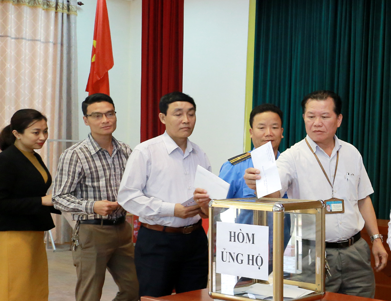 Đại diện các đơn vị, doanh nghiệp, cá nhân ủng hộ NKT&TMC huyện Hoành Bồ năm 2018
