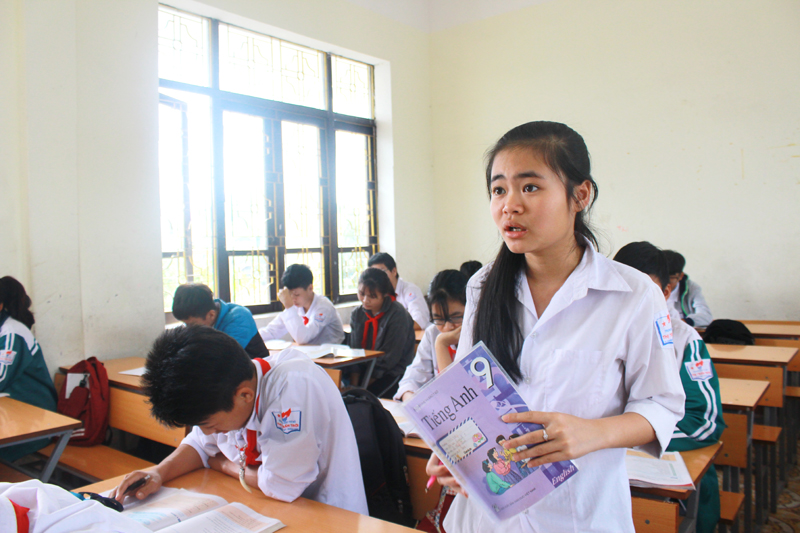 Em Lê Thị Thùy Linh, học sinh lớp 9A1 trường THCS Thị trấn Trới trong 1 tiết học 