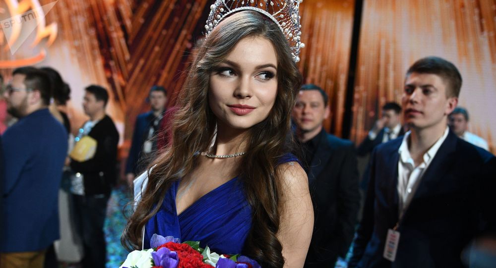 Yulia Polyachikhina, người đẹp đến từ Cộng hòa Chuvashia thuộc Nga, đã giành danh hiệu Hoa hậu Nga trong đêm chung kết diễn ra tối 14/4/2018 (giờ địa phương) tại thủ đô Moscow. (Ảnh: Sputnik)