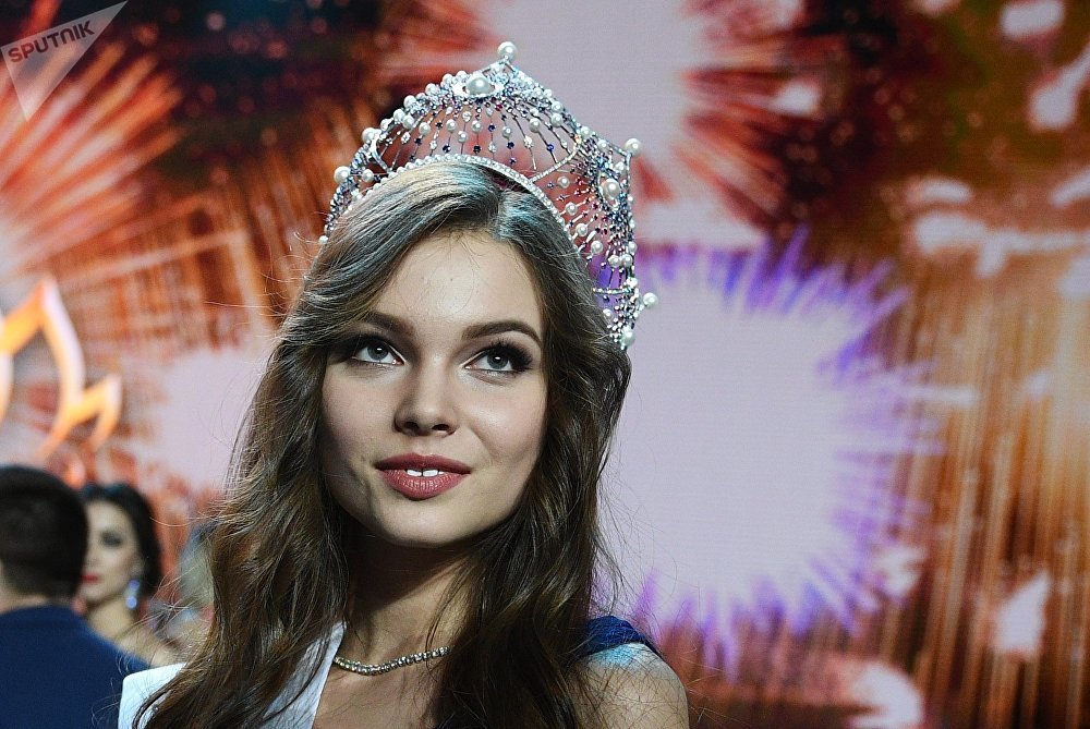 Polyachikhina xuất sắc vượt qua 49 người đẹp khác để thành chủ nhân vương miện Hoa hậu Nga 2018. Chiến thắng của cô tạo ra sự bất ngờ với khán giả bởi Yuliya sở hữu vóc dáng quá mảnh mai và hàm răng chưa đẹp. (Ảnh: Sputnik)