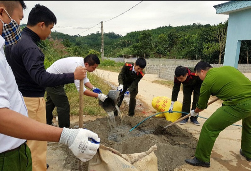 Công an huyện Ba Chẽ hỗ trợ tiền và ngày công giúp hộ gia đình có hoàn cảnh khó khăn ở xã Lương Mông xây nhà. 
