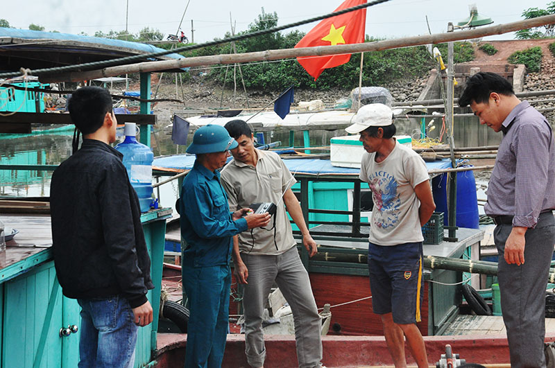 Anh Trịnh Văn Phan, Trung Đội trưởng Dân Quân biển xã Đầm Hà tuyên truyền ngư dân sử dụng các thiết bị thông tin trong quá trình đi biển.
