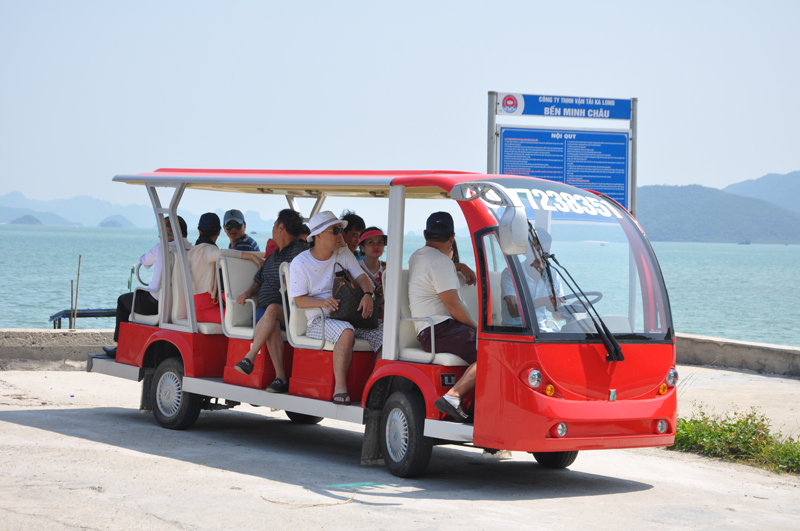 Xe điện đón khách du lịch tại bến Minh Châu (Vân Đồn)