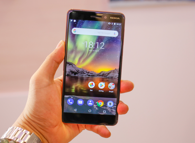 Bên cạnh phiên bản 7 Plus hoàn toàn mới, Nokia 6 (2018) cũng được trình làng. Sản phẩm được coi là bản nâng cấp từ mẫu Nokia 6 ra mắt năm ngoái. Thiết kế bền bỉ hơn với khung nhôm series 6000, cảm biến vân tay chuyển về mặt lưng.