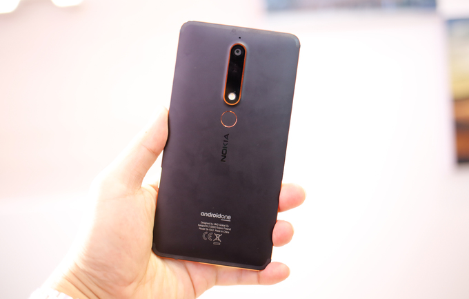 Nokia 7 Plus được trang bị camera kép ống kính Zeiss với một ống góc rộng 12 megapixel và một ống tele 13 megapixel chuyên chụp chân dung. Camera selfie phía trước cũng có độ phân giải lên tới 16 megapixel. Bên cạnh đó, giao diện chụp ảnh đặc trưng trên dòng máy Nokia Lumia chạy Windows Phone cũng được HDM Global đem trở lại mẫu Android mới.
