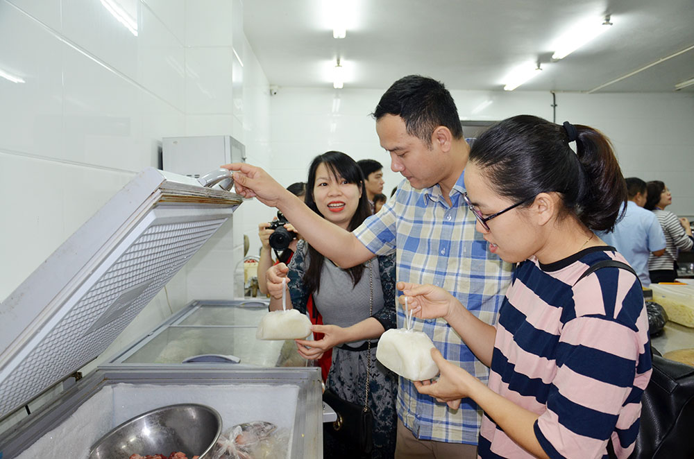 Học viên lớp bồi dưỡng chuyên ngành VSATTP của tỉnh tham quan khu vực bếp nhà hàng Đại Long, Bãi Cháy, TP Hạ Long