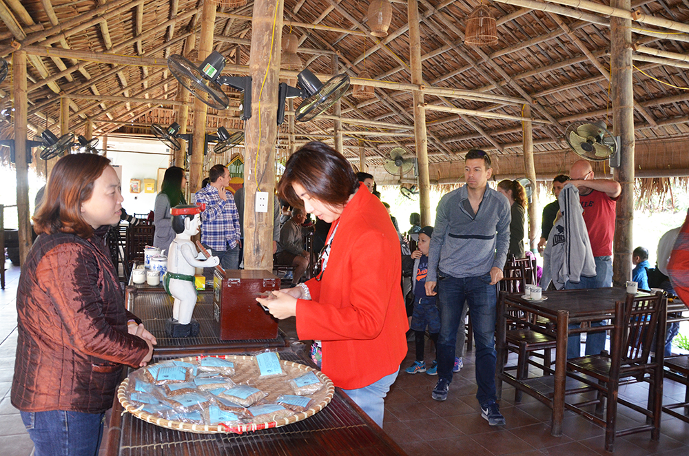 Du khách tham quan, trải nghiệm làng quê Yên Đức (TX Đông Triều).