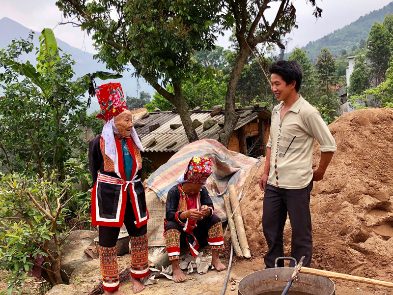 Trưởng Ban Công tác mặt trận thôn Khe Tiền (xã Đồng Văn, Bình Liêu) tìm hiểu cuộc sống của bà con trong thôn.