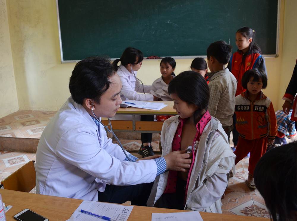 Các bác sĩ Bệnh viện Sản Nhi Quảng Ninh khám bệnh cho trẻ em ở thôn Ngàn vàng trên, xã Đồng Tâm, huyện Bình Liêu.
