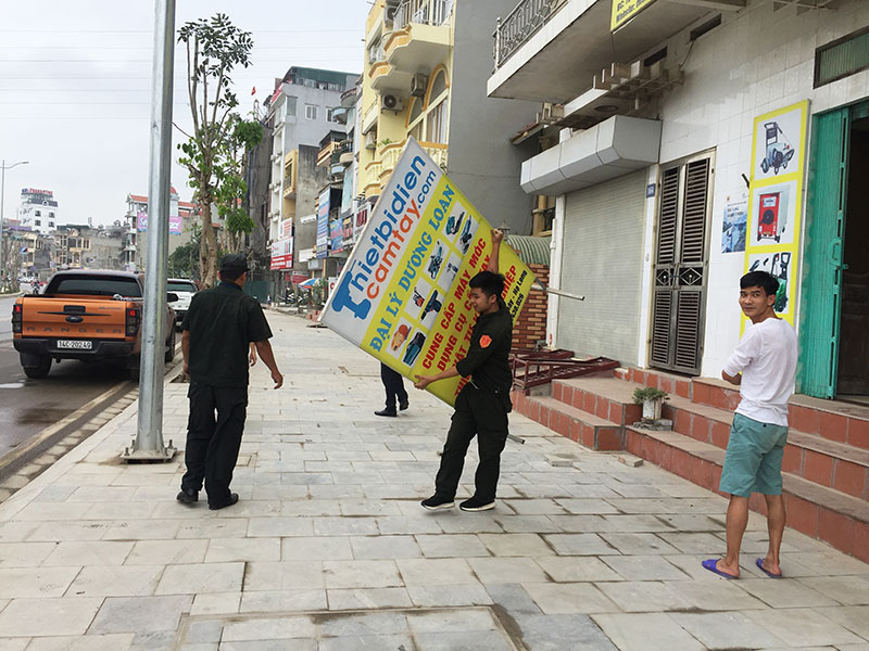Đội TTĐT phường Bãi Cháy thu giữ biển quảng cáo sai quy định