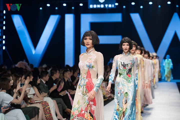   Sau đêm diễn này, Hoa hậu H’Hen Niê còn tham gia đêm diễn bế mạc cho bộ sưu tập “The Boyfriend’s Jacket - Hãy mặc áo của anh” của nhà thiết kế Hà Linh Thư vào ngày 22/04.