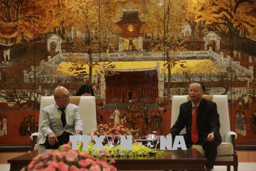 Phó Chủ tịch Nguyễn Văn Sửu trao đổi với ông Iwata Jinichi, trưởng Ban tổ chức lễ hội Fukuro Nhật Bản. Ảnh: Nguyễn Văn Cảnh/TTXVN