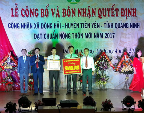 Huyện Tiên Yên tặng 200 triệu đồng cho cán bộ, nhân dân xã Đông Hải