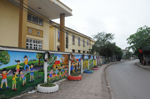 Những bức tranh tường được vẽ đẹp đã tạo điểm nhấn cho Chương trình xây dựng NTM củ xã Đông Hải 