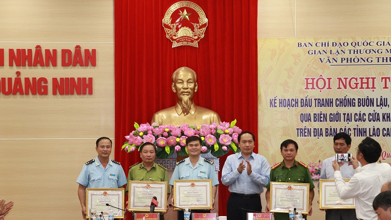 Đồng chí Đàm Thanh Thế, Chánh Văn phòng BCĐ 389 tặng băng khen của BCĐ 389 quốc gia cho các tập thể tỉnh Quảng Ninh.