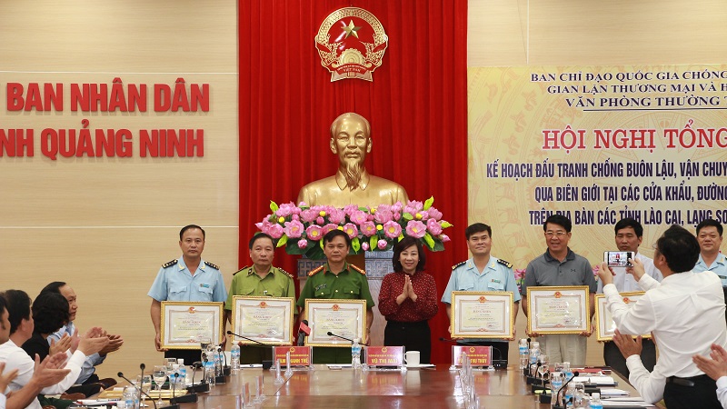Đồng chí Vũ Thị Thu Thủy, Phó Chủ tịch UBND tỉnh Quảng Ninh tặng bằng khen của BCĐ 389 quốc gia cho các cá nhân tỉnh Quảng Ninh.