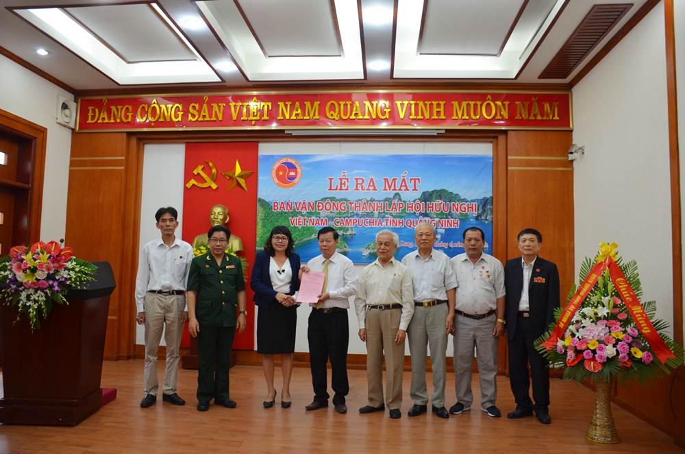 Lãnh đạo Sở Ngoại vụ trao quyết định công nhận Ban vận động thành lập Hội hữu nghị Việt Nam – Campuchia tỉnh Quảng Ninh 