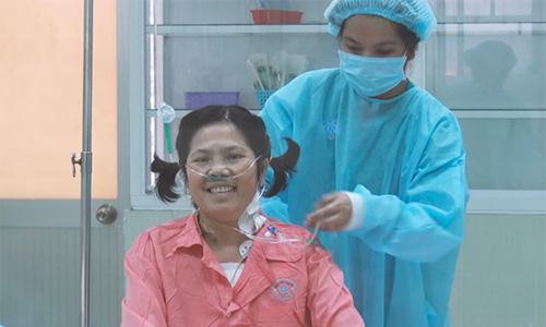 Chị Hương khỏe mạnh tươi cười trong phòng cách ly. Ảnh bệnh viện cung cấp.