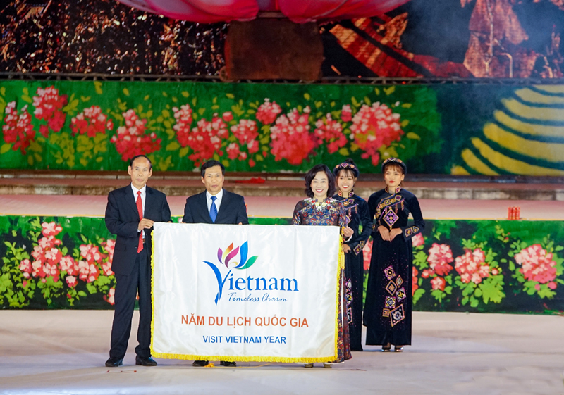 Đồng chí Vũ Thị Thủy, Phó Chủ tịch UBND tỉnh nhận cờ đăng cai Năm du lịch Quốc gia 2018