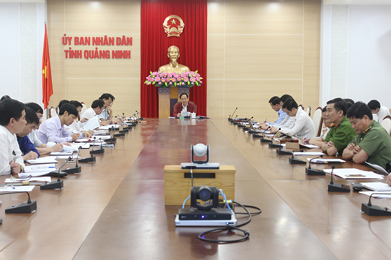 Đồng chí Đặng Huy Hậu, Phó Chủ tịch Thường trực UBND tỉnh phát biểu kết luận cuộc họp