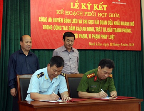Lãnh đạo Chi cục HQCK Hoành Mô và Công an huyện Bình Liêu ký kết Kế hoạch phối hợp.