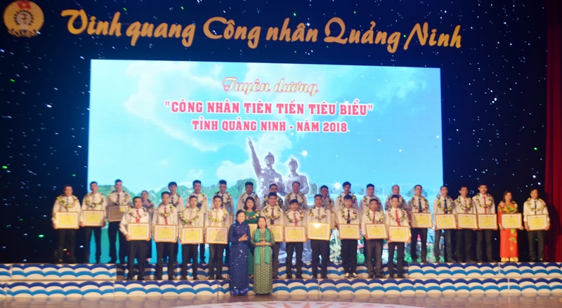 Lãnh đạo Tổng LĐLĐ Việt Nam và tỉnh Quảng Ninh chụp ảnh cũng công nhân tiến tiến tiêu biểu.