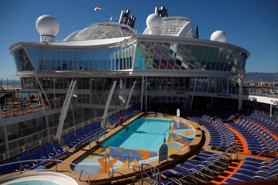 Tàu du lịch Symphony of the Seas có không gian đủ rộng dành cho 23 bể bơi. Nó cũng có 18 boong để du khách có thể chiêm ngưỡng phong cảnh biển.