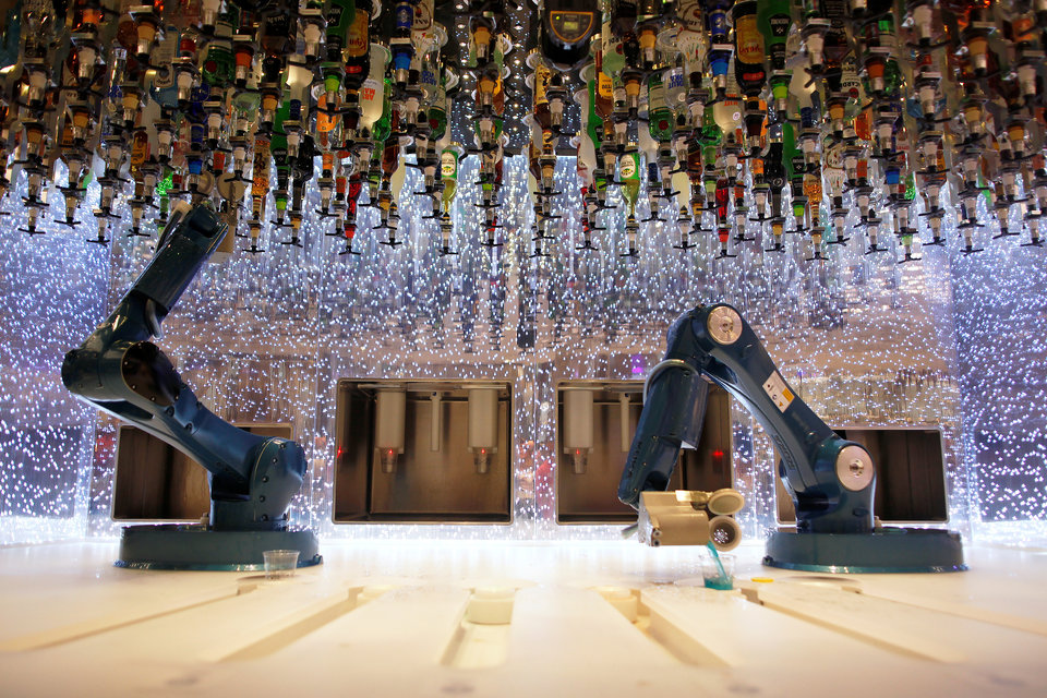 Tại quán bar Bionic Bar trên tàu Symphony of the Seas, du khách được phục vụ đồ uống bởi các robot.