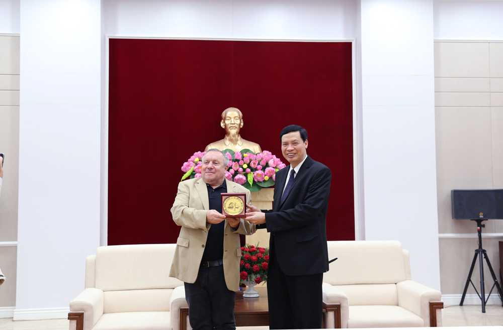 Đồng chí Nguyễn Đức Long, Phó Bí thư Tỉnh ủy, Chủ tịch UBND tỉnh trao quà lưu niệm của tỉnh cho ông 
