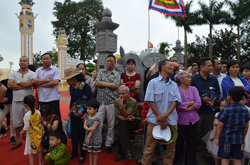Đông đảo cán bộ, đảng viên, nhân dân và các lực lượng vũ trang tham dự lễ ra quân.