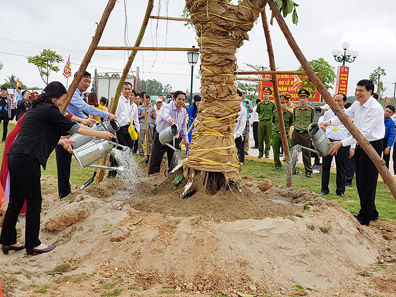 Các đại biểu trồng cây lưu niệm tại đền Trần Hưng Đạo - Miếu Vua Bà, phường Yên Giang
