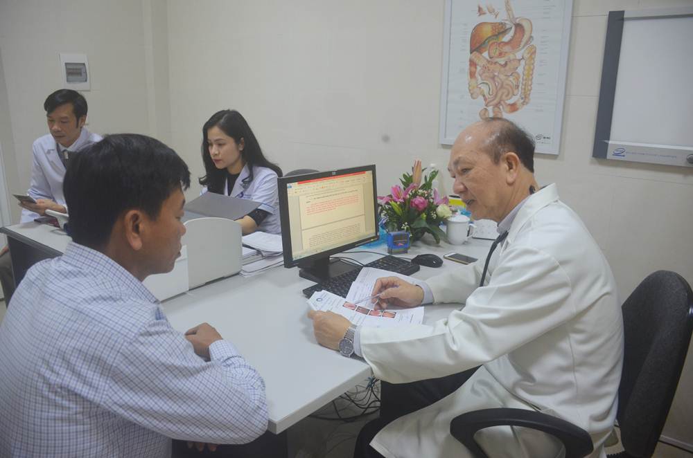 PGS.TS Nguyễn Ngọc Chức đang khám cho người bệnh tại Khu khám bệnh theo yêu cầu, Bệnh viện Bãi Cháy.