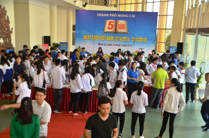 Đông đảo độc giả tham dự Ngày sách Việt Nam tại TP Móng Cái.