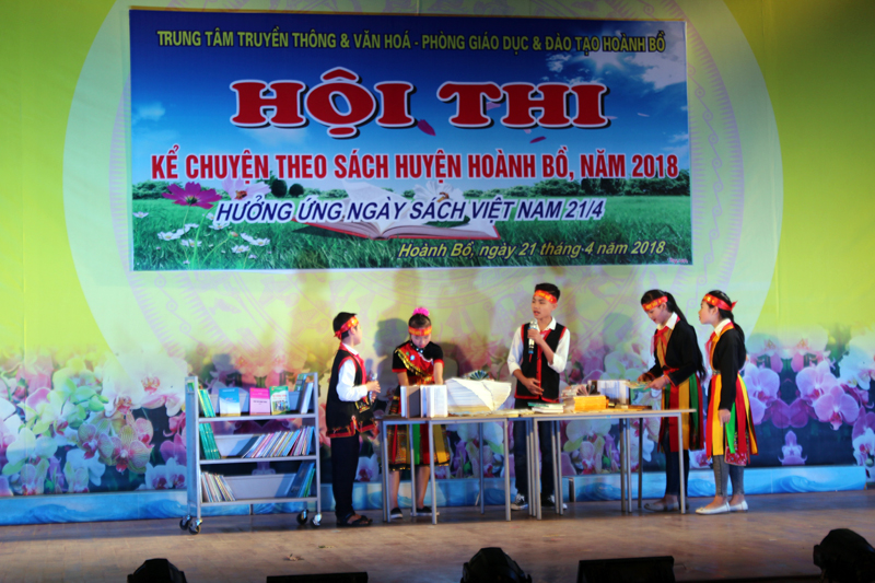Phần thi Chào hỏi của trường Phổ thông DTNT huyện Hoành Bồ