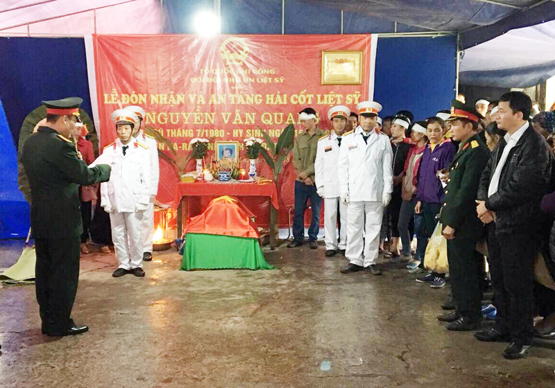 Lễ đón nhận và an táng hài cốt Liệt sĩ Nguyễn Văn Quang tại Hoành Bồ. 
