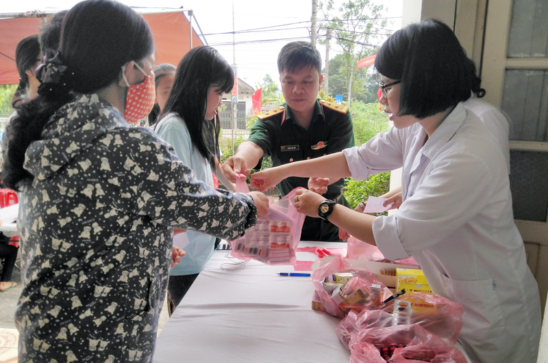 Bộ CHQS tỉnh phối hợp với Trung tâm Phát thanh - Truyền hình Quân đội và Bệnh viện Bạch Mai tổ chức khám, phát thuốc miễn phí cho nhân dân xã Hạ Long, huyện Vân Đồn. 