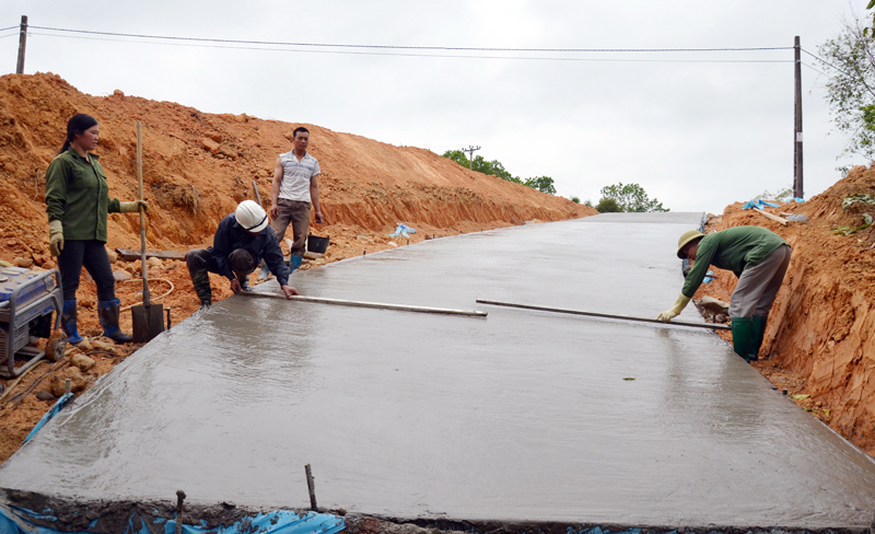 Con đường dẫn lên khu vực tổ chức Hội Soóng Cọ tại xã Húc Động (Bình Liêu) đang dần được hoàn thiện. 