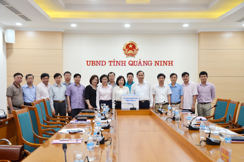 Đoàn công tác tỉnh Sơn La tặng quà và chụp ảnh lưu niệm cùng lãnh đạo tỉnh Quảng Ninh