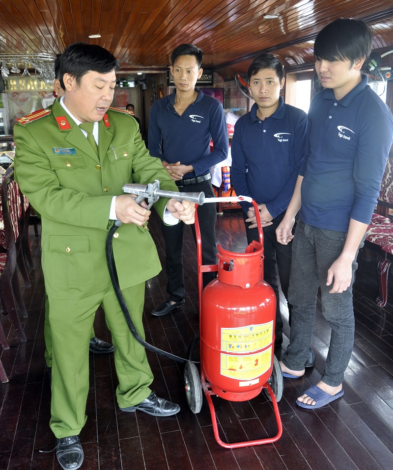 Hướng dẫn thuyền viên, nhân viên tàu vận chuyển khách du lịch lưu trú trên vịnh Hạ Long sử dung thiết bị để chữa cháy.