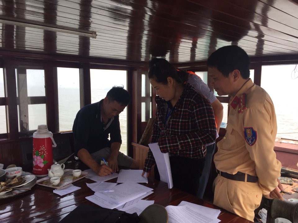 Đoàn kiểm tra liên ngành TX Quảng Yên lập biên bản vi phạm đối với ngư dân sử dụng ngư cụ cấm (Ảnh: Ngọc Hùng)