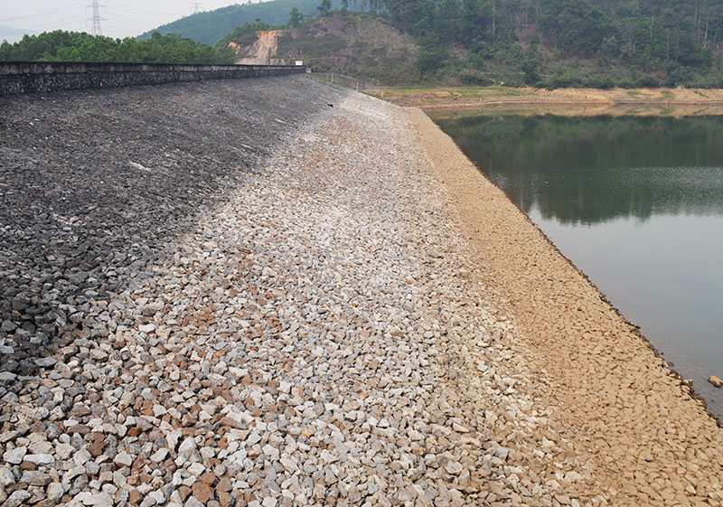 Trong khi vào thời điểm mùa mưa năm trước, mặt nước hồ Cao Vân lên quá 2/3 chiều cao thân đập.