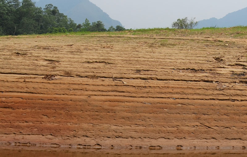 Theo đại diện Công ty TNHH MTV Lâm nghiệp Hoành Bồ - Đơn vị quản lý rừng phòng hộ hồ Cao Vân, trong mùa khô vừa qua, mực nước trong hồ giảm khoảng 4-5m.
