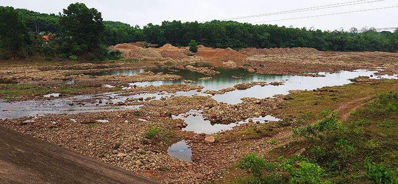 Điểm khai thác ở gần khu vực cầu treo Quảng Lợi cũng lỗ chỗ hố lớn hố bé, không được hoàn nguyên nguy cơ sạt lở mố trong mùa mưa bão.