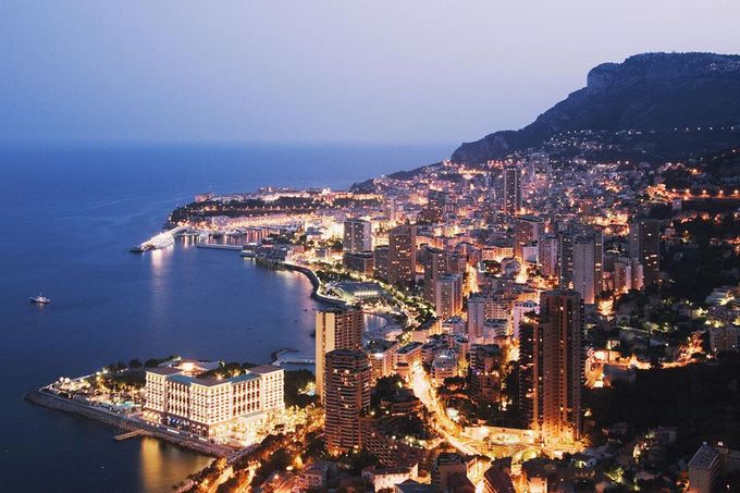 Cannes, Pháp và Monte Carlo, Monaco Du khách đến Cannes có cơ hội bắt gặp nhiều nhân vật nổi tiếng hội tụ tại sự kiện Liên hoan phim Cannes 11 ngày từ ngày 8 đến 19/5. Tiếp đó có thể đến Monte Carlo ở Monaco cách Cannes chỉ 55 km để xem cuộc đua xe công thức 1 nổi tiếng thế giới vào cuối tháng 5. Ảnh: Tripsavvy.