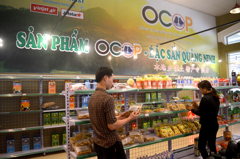 Người dân tham quan và lựa chọn sản phẩm OCOP tại Điểm dừng chân Nam Phong Coffee, khu vực Tiên Yên.   