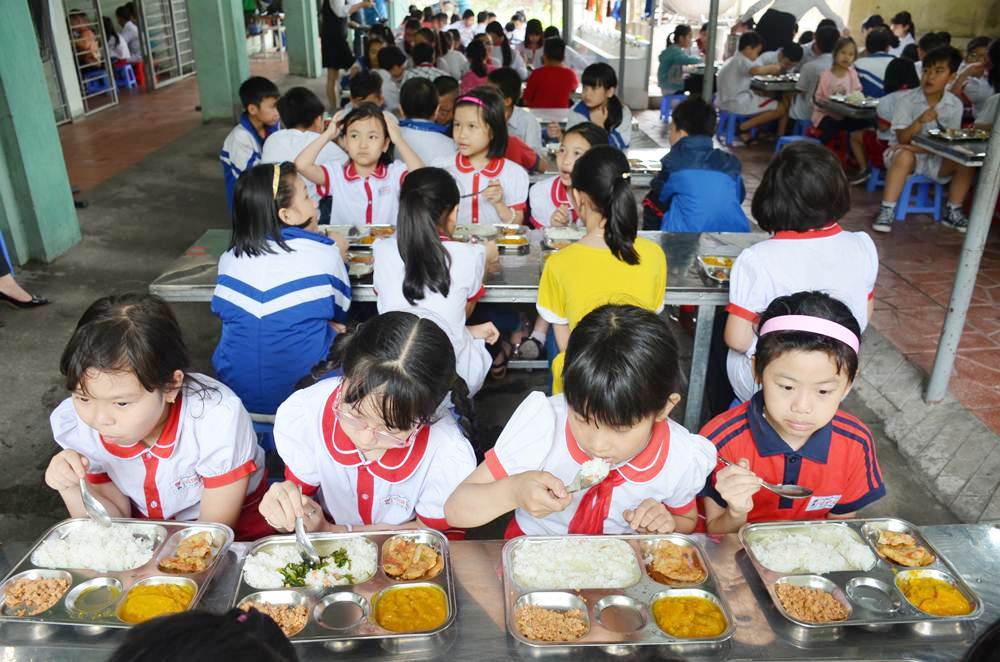 Bữa ăn trưa do cơ sở Bảo Trung cung cấp cho học sinh Trường Tiểu học Võ Thị Sáu, TP Hạ Long.