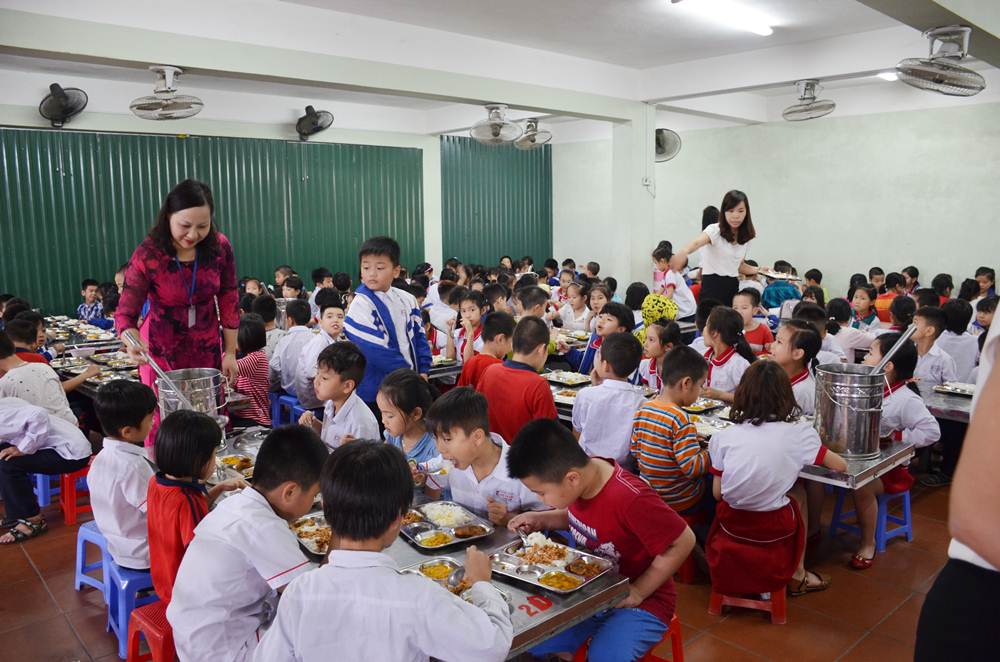 Ngoài 4 nhân viên phục vụ của cơ sở Bảo Trung, Trường Tiểu học Võ Thị Sáu còn cử 20 giáo viên thường xuyên hỗ trợ bữa ăn trưa cho học sinh.