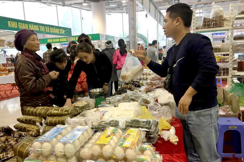 Người dân mua bán tại Hội chợ OCOP Quảng Ninh lần thứ VI - năm 2018 (gian hàng TP huyện Tiên Yên) (2-2018). Ảnh Vạn Thảo