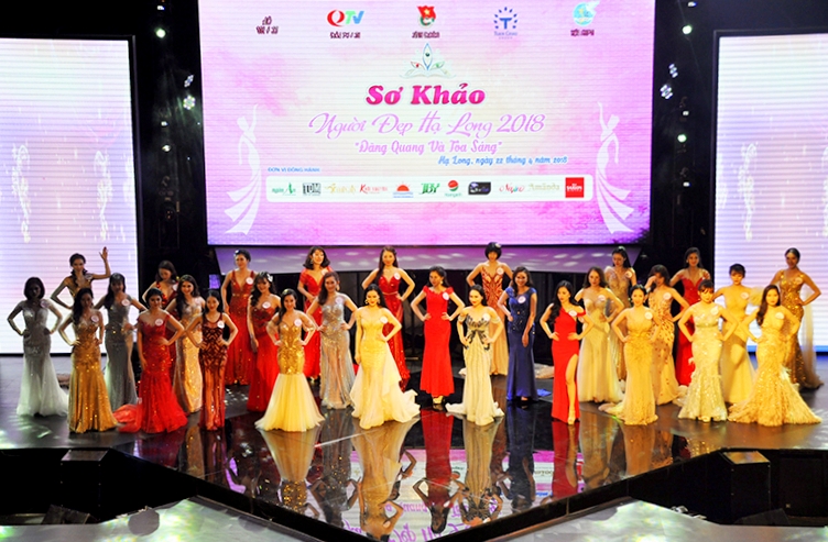 29 thí sinh rực rỡ với phần thi trang phục dạ hội trong đêm sơ khảo cuộc thi.